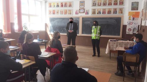 I-au desenat masca de protecție în Paint / Un profesor s-a prezentat la clasă fără mască, la o acțiune a polițiștilor de prevenție a delincvenței juvenile