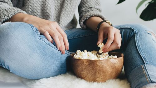 Cum scăpăm de obiceiul de a ronțăi seara? Sfaturi de la nutriționist