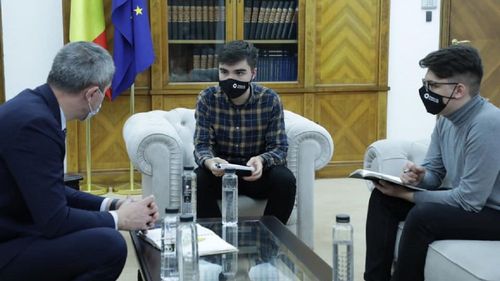 Dan Barna le-a spus elevilor care protestau în fața Guvernului că vor beneficia în continuare de gratuitate pentru navetă / Consiliul Național al Elevilor: Lupta nu se încheie aici