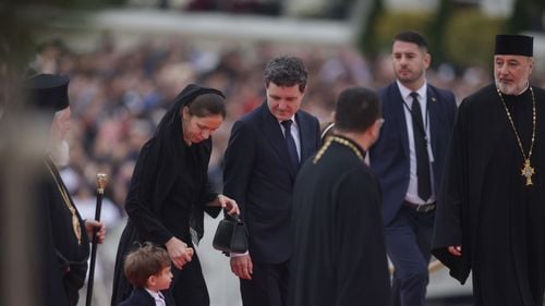 A fost sfințită Catedrala Mântuirii Neamului, cea mai mare biserică ortodoxă din lume / La ora 20:00 credincioșii au putut intra în catedrală / Sfântul Andrei, ocrotitorul catedralei / Maia Sandu și Nicușor Dan, împreună cu familia, la eveniment / Foști președinți, premieri și miniștri ai României, prezenți la slujbă