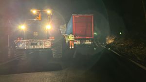 A fost reluat traficul pe Valea Oltului, în zona unde au căzut pietre de pe versanţi