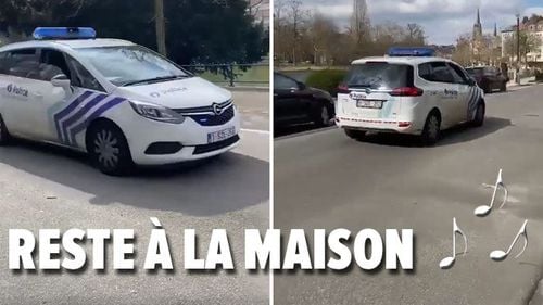 VIDEO Varianta belgiană a lui Gil Dobrică. Poliția din Bruxelles patrulează pe străzi difuzând o melodie celebră, puțin adaptată: ”Stai acasă” în loc de ”Vino acasă”