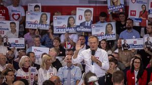 The Guardian: Polonia a revenit pe făgașul european iar acest lucru ar putea asigura viitorul UE / Victoria lui Donald Tusk îl lasă izolat politic pe Viktor Orbán.