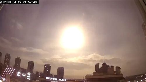 Un obiect strălucitor a luminat cerul nopții în Kiev / Confuzie cu privire la cauze