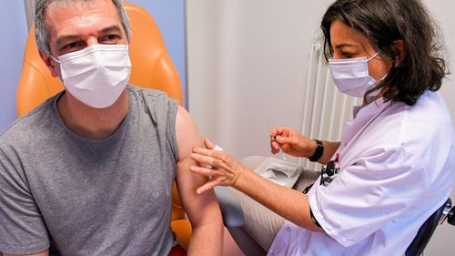 Mai mult de jumătate dintre adulţii din UE au fost complet vaccinaţi împotriva COVID