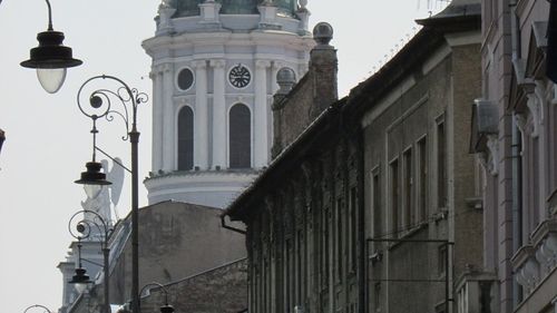 Primăria Arad reduce iluminatul public cu două ore şi ar putea introduce alte măsuri de economie la toamnă / Semafoarele electrice din municipiu care funcţionau doar pe culoarea galben intermitent au fost oprite