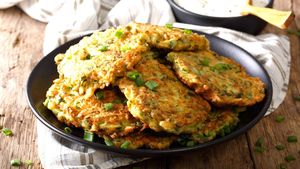 Din dovlecei și alte trei ingrediente ies niște chiftele care pot concura oricând cu cele din carne / Merg gătite în tigaie, în air fryer sau la cuptor