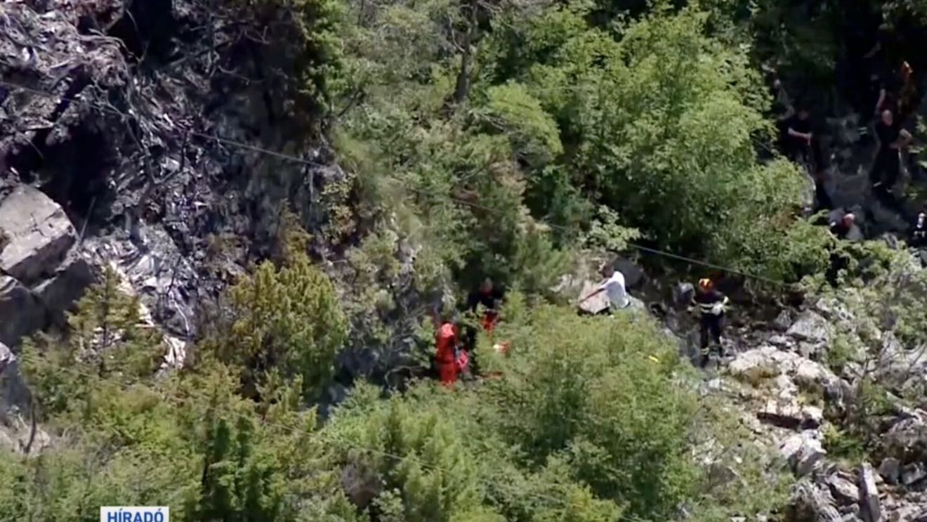 Elicopter militar maghiar, prăbușit în Croația. Doi militari, declarați morți, unul este căutat încă. Un cablu suspendat ar fi putut provoca tragedia