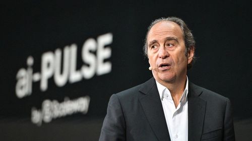 Magnatul francez al tehnologiei Xavier Niel avertizează: Europa va fi redusă la un continent „abandonat”, „cel mai frumos loc din lume pentru muzee”, dacă va rămâne în urmă în cursa globală pentru AI / Reglementările excesive pot frâna dezvoltarea