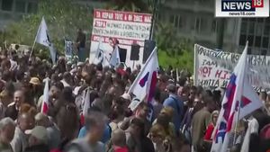 Funcţionarii greci, în grevă împotriva unor noi reglementări disciplinare, pe fondul unei anchete, în curs, a procurorilor europeni într-un scandal de fraudare a fondurilor europene / Sindicatul acuză Guvernul că încearcă să impute funcţionarilor greşelile liderilor politici