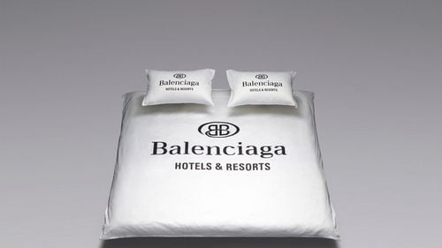 Directorul artistic al casei Balenciaga şi-a cerut scuze personal după o campanie de promovare în care au fost implicaţi copii şi accesorii cu conotaţie sexuală