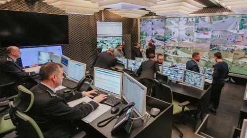 Ministrul de Interne anunţă că sistemul de monitorizare rutieră va fi extins – Se vor colecta imagini de la toate camerele montate de autorităţile locale, dar şi trimise de şoferi din trafic / Un procent din amenzile achitate va fi direcţionat către educaţia rutieră