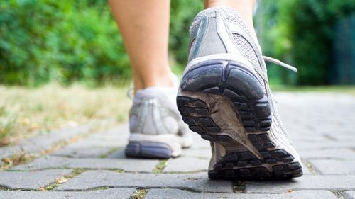 Mersul pe jos îți face bine, dar mersul cu spatele poate avea beneficii suplimentare, spun experții