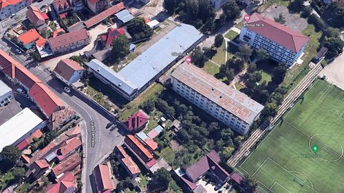 Un liceu din Sibiu mai bine donează un teren administrației, decât să-l curețe / ”Unitatea de învățământ nu mai folosește zona de teren în cauză”