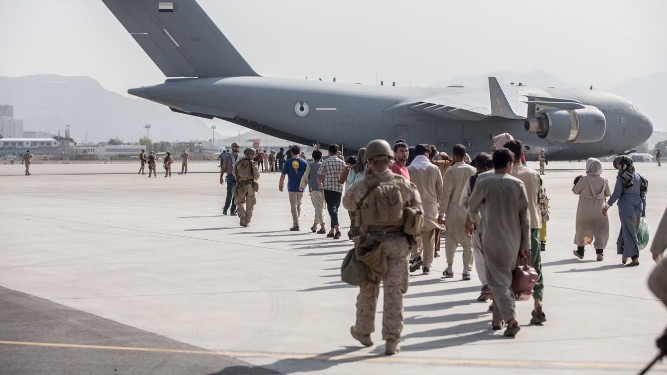 O sută de țări afirmă că talibanii s-au angajat să permită evacuarea de pe aeroportul din Kabul și după 31 august