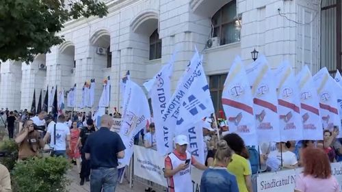 VIDEO Protest al Federaţiei Sindicatelor din Administraţia Fiscală în faţa Ministerului Finanţelor / BNS a decis un calendar al protestelor, în fiecare zi de joi, între 10:00 - 12:00, va fi organizat unul