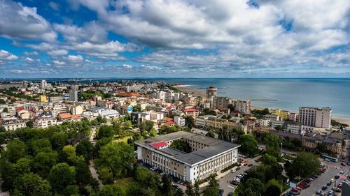 Primăria Constanța taie sporurile și tichetele de vacanță ale angajaților și blochează posturile și promovările. Măsurile sunt o urmare a crizei COVID-19