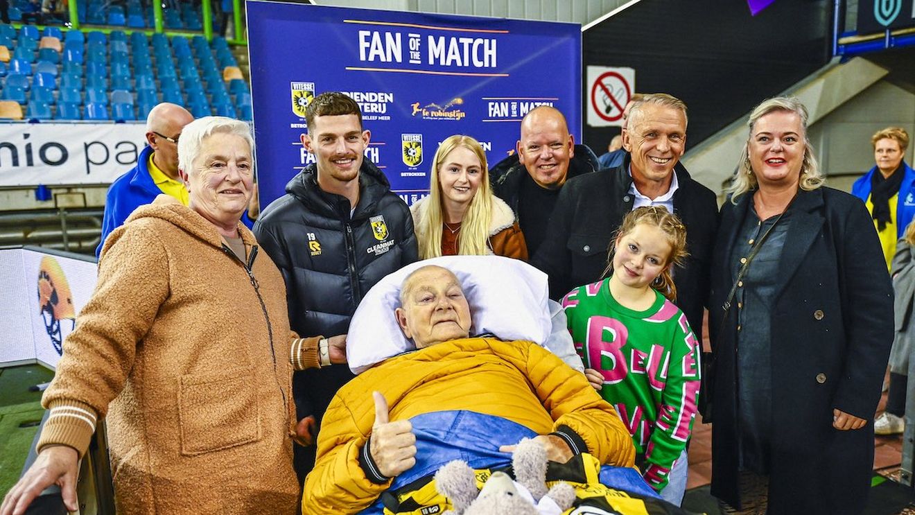 Un olandez, bolnav în fază terminală, dus la meci pe patul de spital / Ultima lui dorință era să vadă un meci pe stadion, alături de nepoata lui
