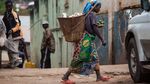 Oamenii din Congo cred că Ebola e răspândită de talismane cu dolari aruncate în latrine / Mulți apelează la preoți în loc să se ducă la spital