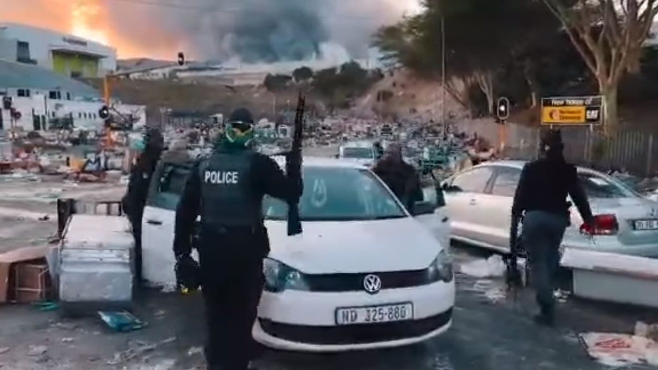 VIDEO Bilanţul violenţelor din Africa de Sud a ajuns la 212 morţi / Haosul s-a instalat după încarcerarea fostului preşedinte Jacob Zuma