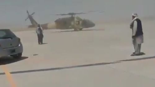 Talibanii anunță că pot pilota elicoptere Black Hawk. Imagini de pe aeroportul din Kandahar cu un elicopter care face manevre la sol, difuzate pe un cont de Twitter apropiat talibanilor
