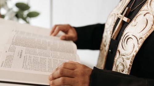 Percheziții în Giurgiu: Procurorii anchetează in rem contracte de achiziții și decontări cu documente nereale/ Vizați ar fi un preot și primarul din localitatea Stănești/ Aproape toți angajații din primărie sunt chemați la audieri (surse)