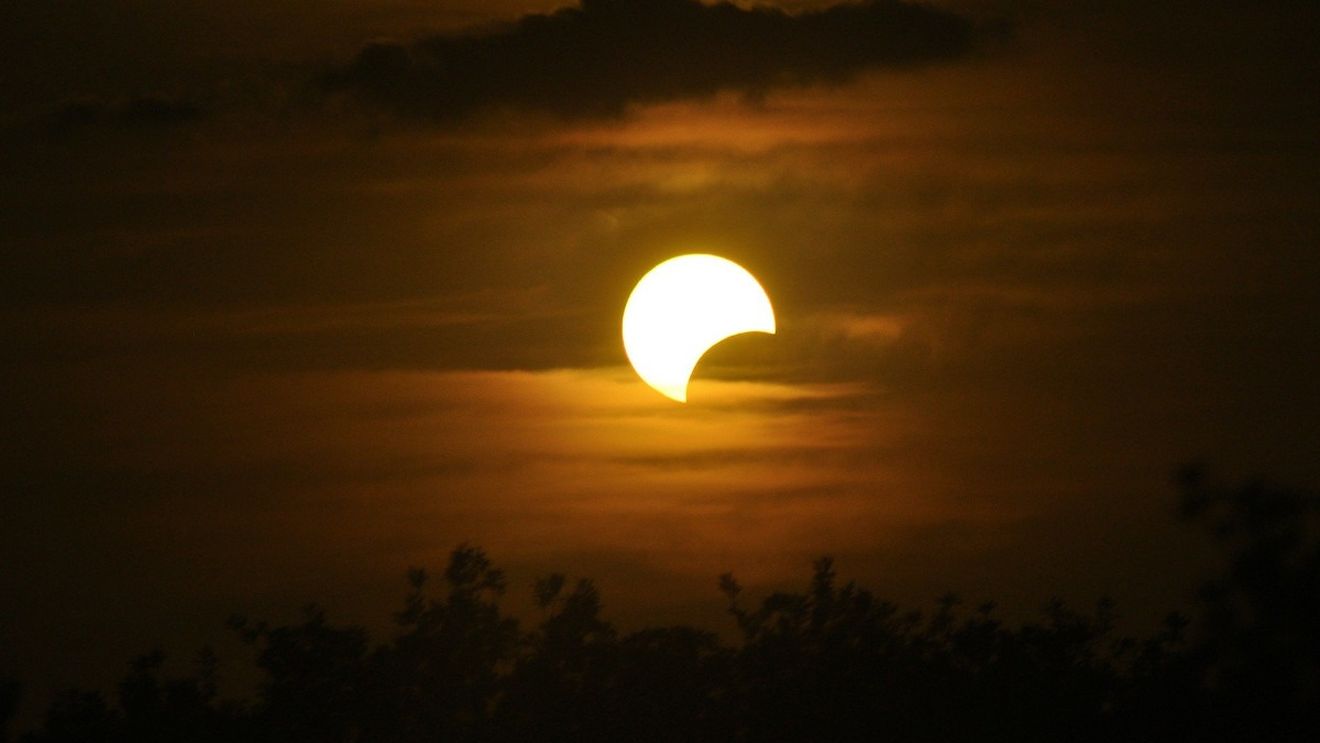 Eclipsă parțială de Soare. În Bucureşti, maximul eclipsei va fi la ora 13:38