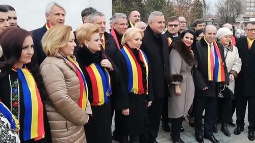 VIDEO Viorica Dăncilă și membrii guvernului, întâmpinați la Alba Iulia cu huiduieli și cereri de demisie de câțiva protestatari