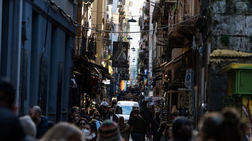 Locuitorii din Napoli şi-au petrecut noaptea pe străzi după ce oraşul a fost zguduit de un cutremur de suprafaţă