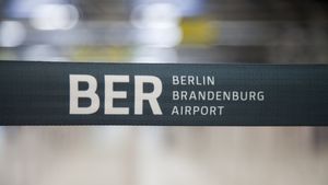 Activişti ecologişti au blocat traficul aerian pe aeroportul din Berlin / Ei cer ieftinirea transportului public, introducerea unei limite de viteză pe autostrăzile germane, măsuri de descurajare a folosirii transportului aerian
