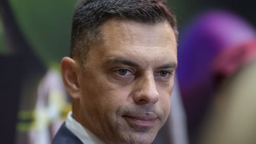 Sindicatul din sport îl acuză pe ministrul Eduard Novak că și-ar fi premiat ilegal tatăl cu 112.000 de euro ca antrenor al lotului paralimpic / Reacția ministerului: La Tokio nu a făcut deplasarea, într-adevăr, dar totul s-a făcut conform legii