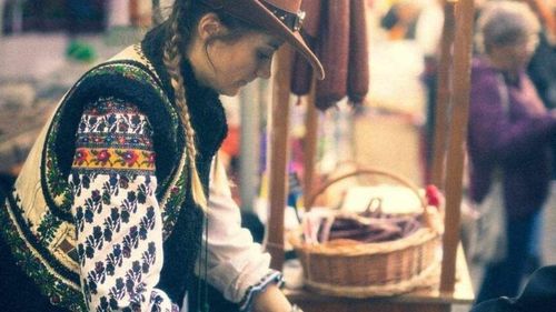 Fermier cu valoare adăugată: „Procesarea am făcut-o de la început, de când a venit întrebarea ‘Ce facem noi cu surplusul de carne?’” – Băcănia Boierească / Deja vin comenzi pentru clienții din Capitală / Familia Păstrăv caută colaborări cu alte băcănii sau restaurante care pun preț pe calitate