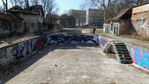 VIDEO FOTO Uszoda, ștrandul de 100 de ani al Timișoarei, restaurat de Ambulanța pentru Monumente. În loc de apă, bazinele vor fi umplute cu… cultură