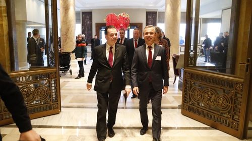 AmCham România face apel la Guvern “să asigure continuitatea procesului de educație”, să relaxeze curriculumul școlar aferent ultimelor 2 luni și să decaleze examenele de finalizarea a studiilor