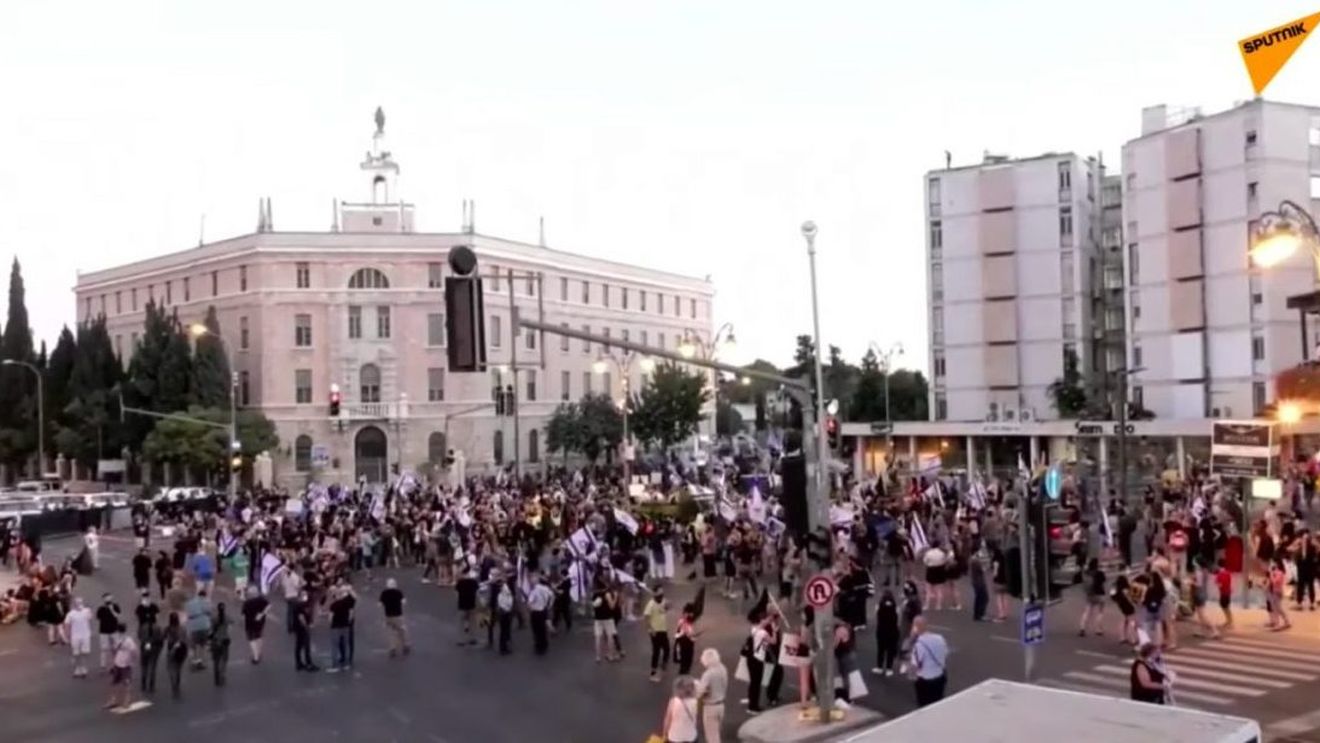 Israelul reimpune măsurile de izolare aproape totală care au mai fost aplicate în primăvară. Isrealienii nu vor mai avea voie să iasă la o distanţă mai mare de 500 de metri de domiciliu, timp de trei săptămâni