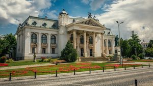 Amfiteatru în aer liber, fântâni arteziene şi un muzeu subteran vor fi construite în parcul din faţa Teatrului Naţional din Iași / Lucrările au fost reluate după mai bine de un an de cercetări arheologice