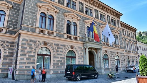 „Fără obligație!” / Studenții brașoveni protestează împotriva prezenței obligatorii la cursuri / „Ne dorim să muncim, dar să și studiem”