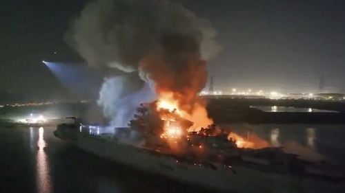 China: fostul portavion sovietic Minsk, devastat de un incendiu