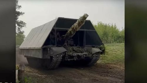 Faceți cunoștință cu „Hambarul blindat”. Trupele ruse transformă tancurile în adevărați monștri pentru a-i proteja de drone