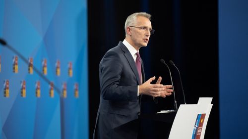 Secretarul general al NATO cere noi livrări de arme pentru Ucraina: „Poate părea un paradox, dar sprijinul militar pentru Ucraina este cea mai scurtă cale către pace” / „Fiecare ţară are dreptul să se apere”