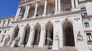 Portughezii merg la urne în alegeri anticipate, cu o mare probabilitate a repetării rezultatului indecis de anul trecut, cu extrema dreaptă pronosticată a deține în continuare balanța puterii