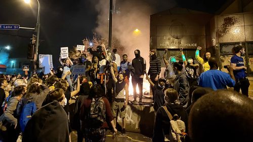 Zeci de mii de americani se alătură manifestaţiilor de protest înaintea paradei militare a lui Trump