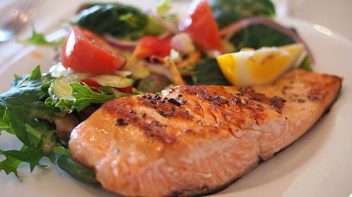 Ar trebui să clătiți somonul înainte de a-l găti? Iată ce spun experții