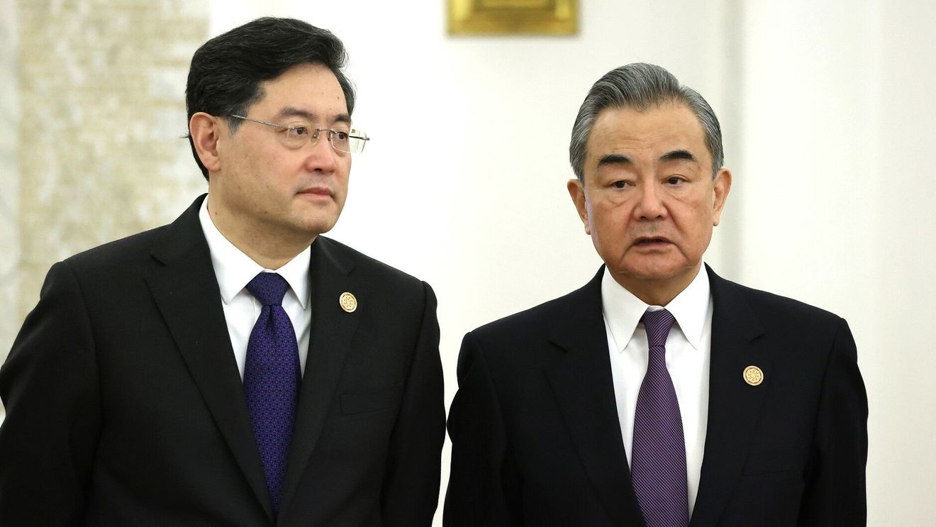 Mișcare neobișnuită la Beijing: Ministrul de Externe, Qin Gang, înlocuit brusc cu predecesorul său, Wang Yi, în cadrul unei remanieri a conducerii politicii externe a lui Xi Jinping / Qin nu a mai apărut public de o lună