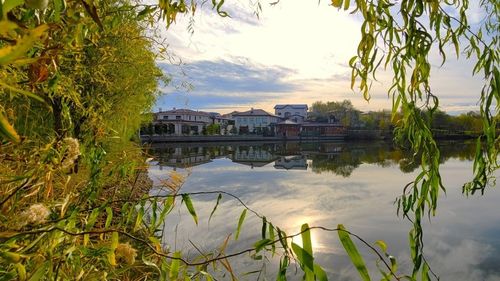 Buletin de București: Conacul „secret” al primarului din Corbeanca: 400 mp pe două niveluri, curte cu ponton pe malul lacului și două intrări, pe numele soţiei