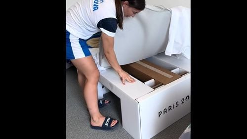 VIDEO Paturi de carton, căldură și condiții incomode în satul olimpic, acuză mai mulți sportivi care participă la JO 2024 din Paris