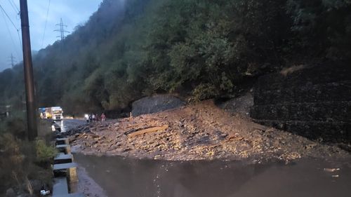 Traficul pe Valea Oltului dinspre Sibiu către Râmnicu Vâlcea a fost deviat pe DN 1, până la curăţarea de aluviuni a carosabilului