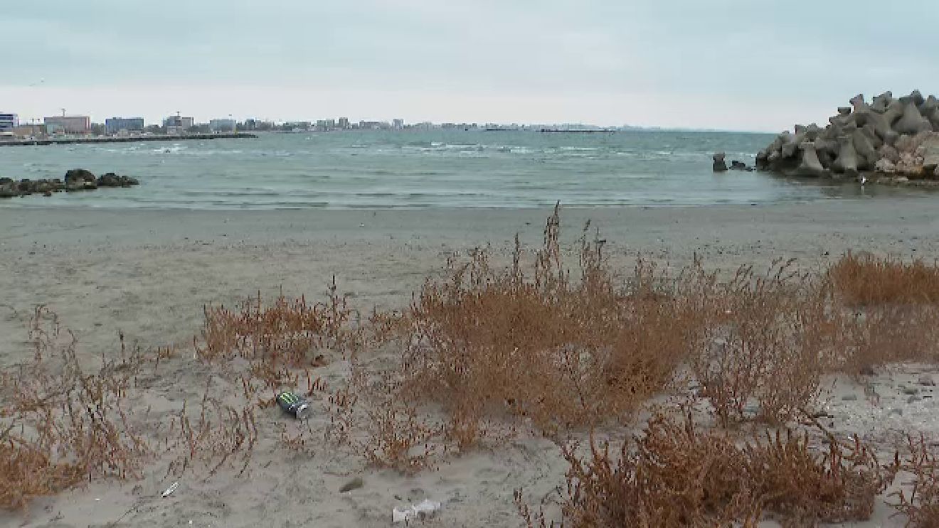 Amenzi de până la 1.000 de lei pentru aruncarea gunoaielor pe plaje sau în apele Mării Negre - proiect adoptat de Camera Deputaților