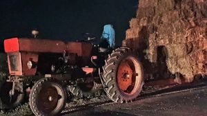 O femeie a murit, iar soțul ei a fost grav rănit după ce mașina în care se aflau a intrat într-un tractor / Se duceau la o înmormântare / Șoferul tractorului era beat și circula noaptea fără lumini