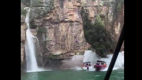 VIDEO Cel puțin șapte oameni au murit după ce o stâncă s-a prăbușit pe barca unor turiști pe un lac din Brazilia